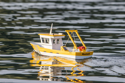 aeronaut Knut RC-Arbeitsschiff auf dem Wasser, schräg von hinten
