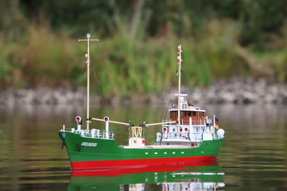 MS Greundiek Küstenmotorschiff Bausatz mit Kunststoffrumpf