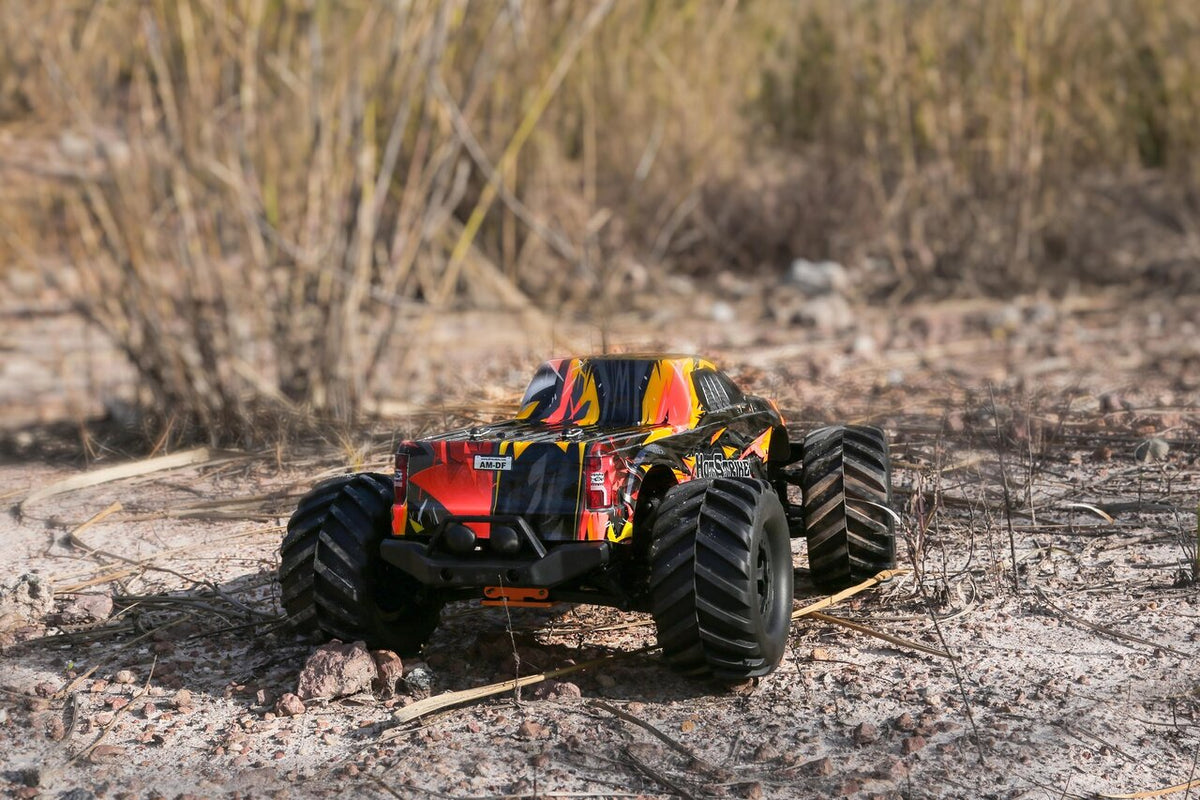 DF-Models HotStrike RC-Car im Gelände von hinten
