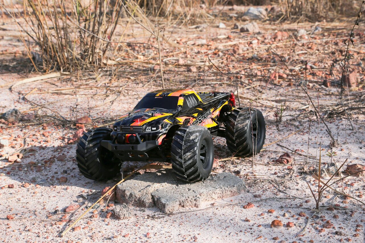 DF-Models HotStrike RC-Car im Gelände von vorne