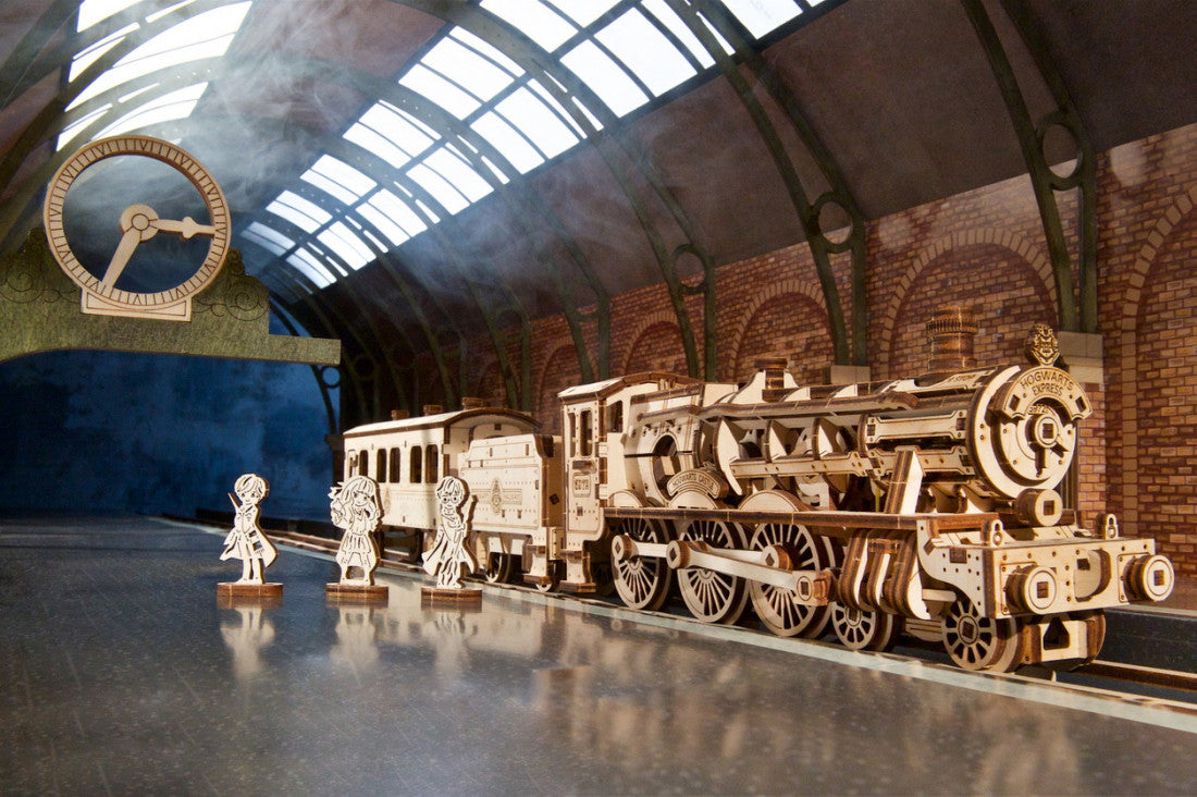 Harry Potter´s Hogwarts Express mit Tender und Wagon              UGears